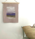 Tenture murale rectangulaire avec paysage abstrait violet, toile sur barre en bois
