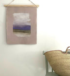Tenture murale rectangulaire avec paysage abstrait violet, toile sur barre en bois