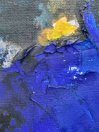 Toile abstraite bleu foncé avec reliefs et touches jaunes, peinture épaisse.