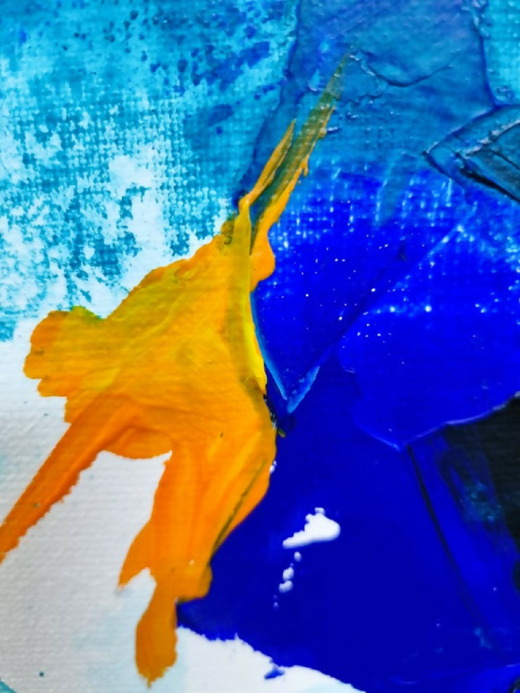 Toile abstraite bleu et orange, éclaboussures et superpositions de peinture.