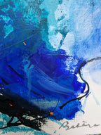 Toile abstraite bleu avec traces blanches, éclaboussures noires et signature.