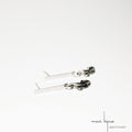 Boucles d'oreilles en argent massif recyclé sans nickel, Barre brossé et breloque vague, Bijou inspiré de la nature et des forces de la mer, bijou de créateur pas cher