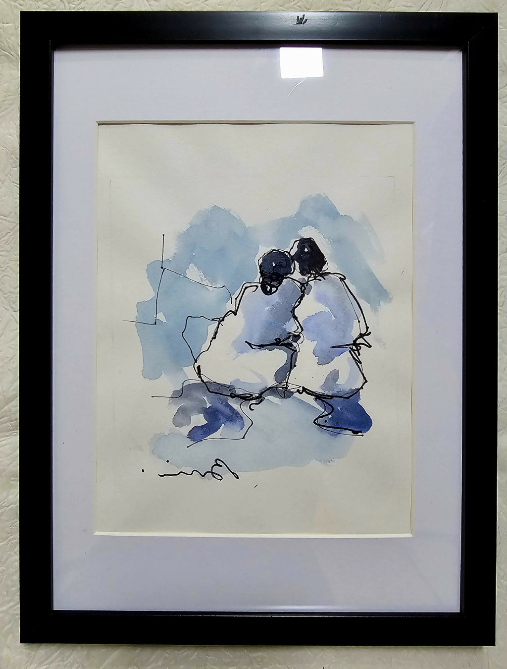Dessin original encadré : silhouettes bleu/noir en interaction, touches d’aquarelle.