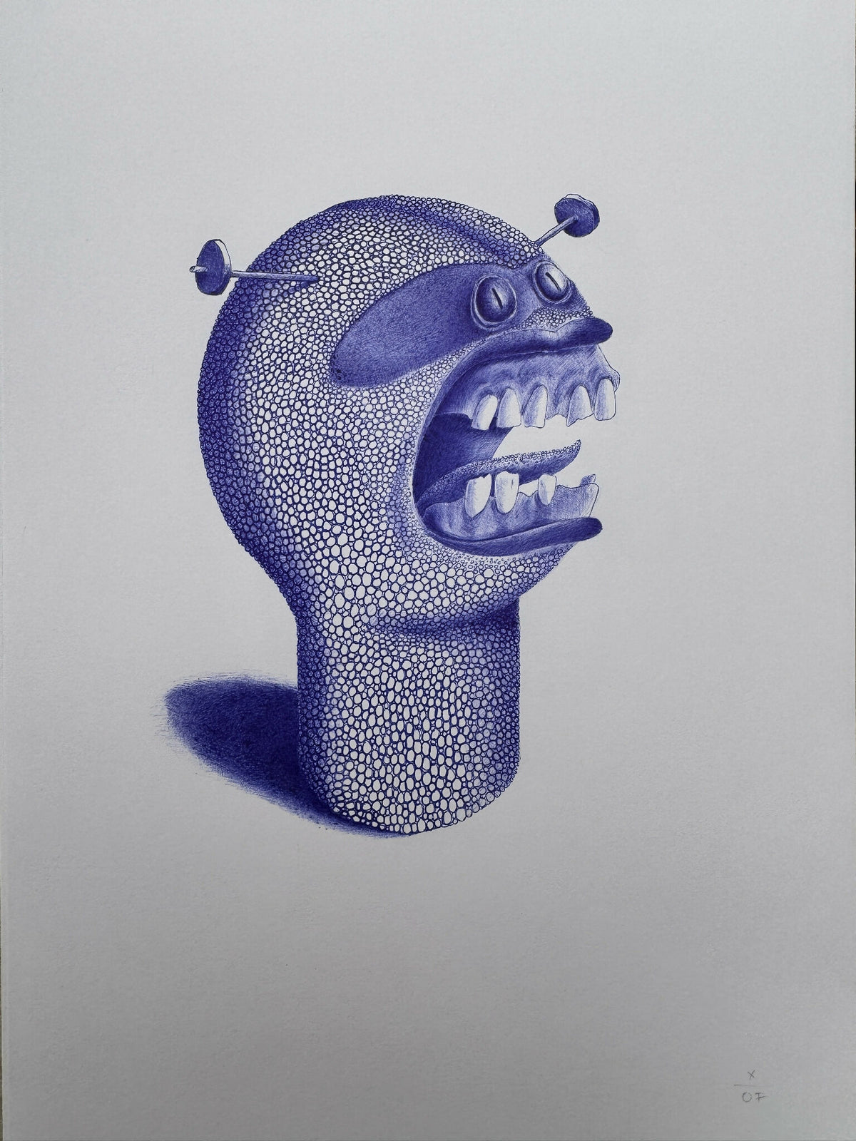 Figurine de créature bleue : tête avec dents, yeux et deux appendices