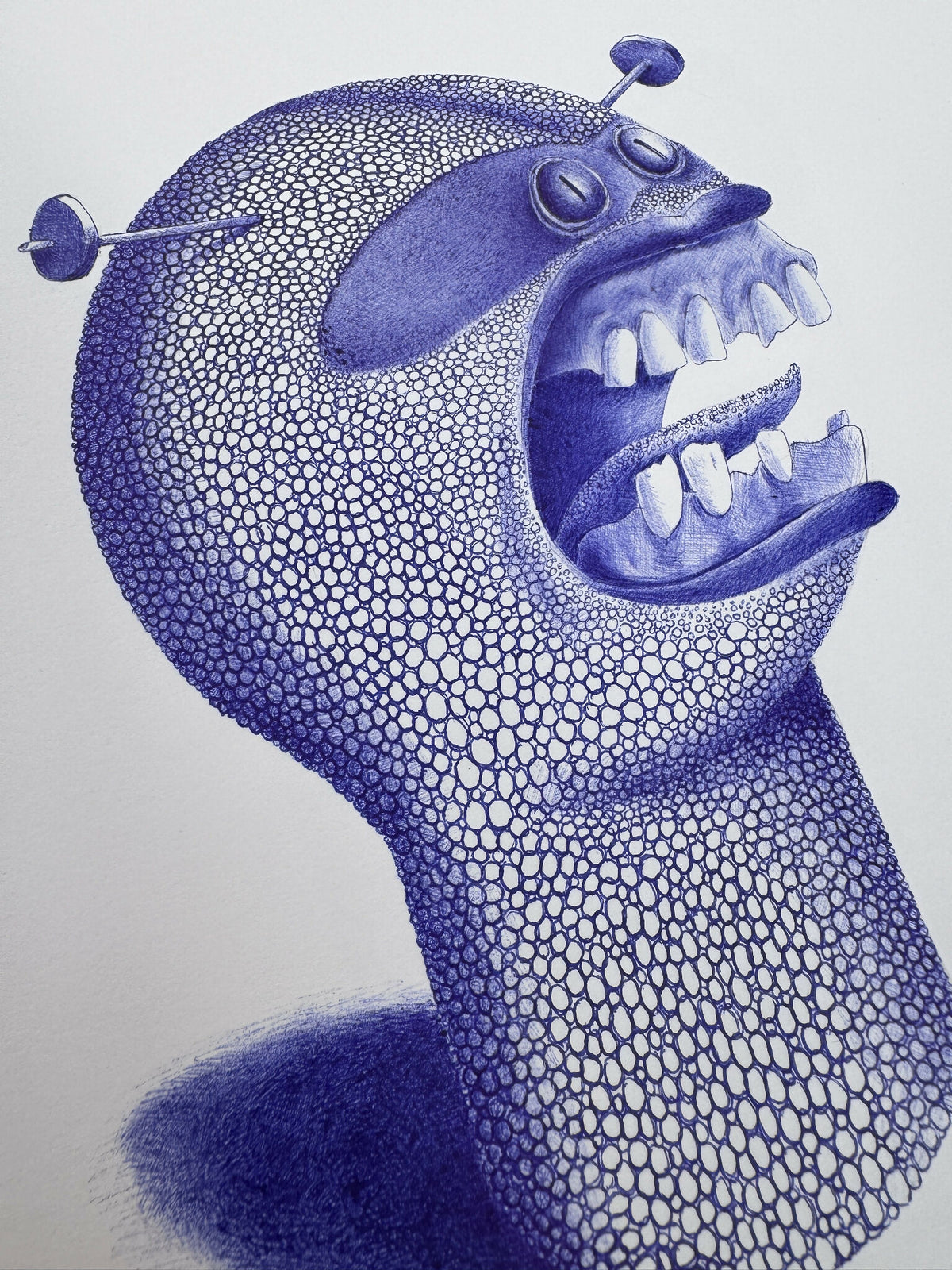 Figurine de créature bleue, profil : tête écailleuse avec dents et deux yeux