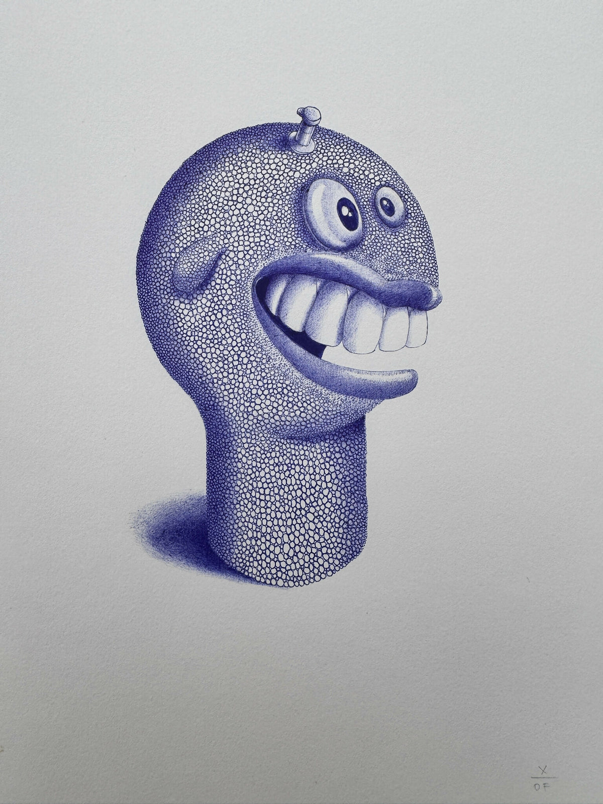 Figurine tête de monstre bleue à dents, yeux ronds et petit bouton antenne