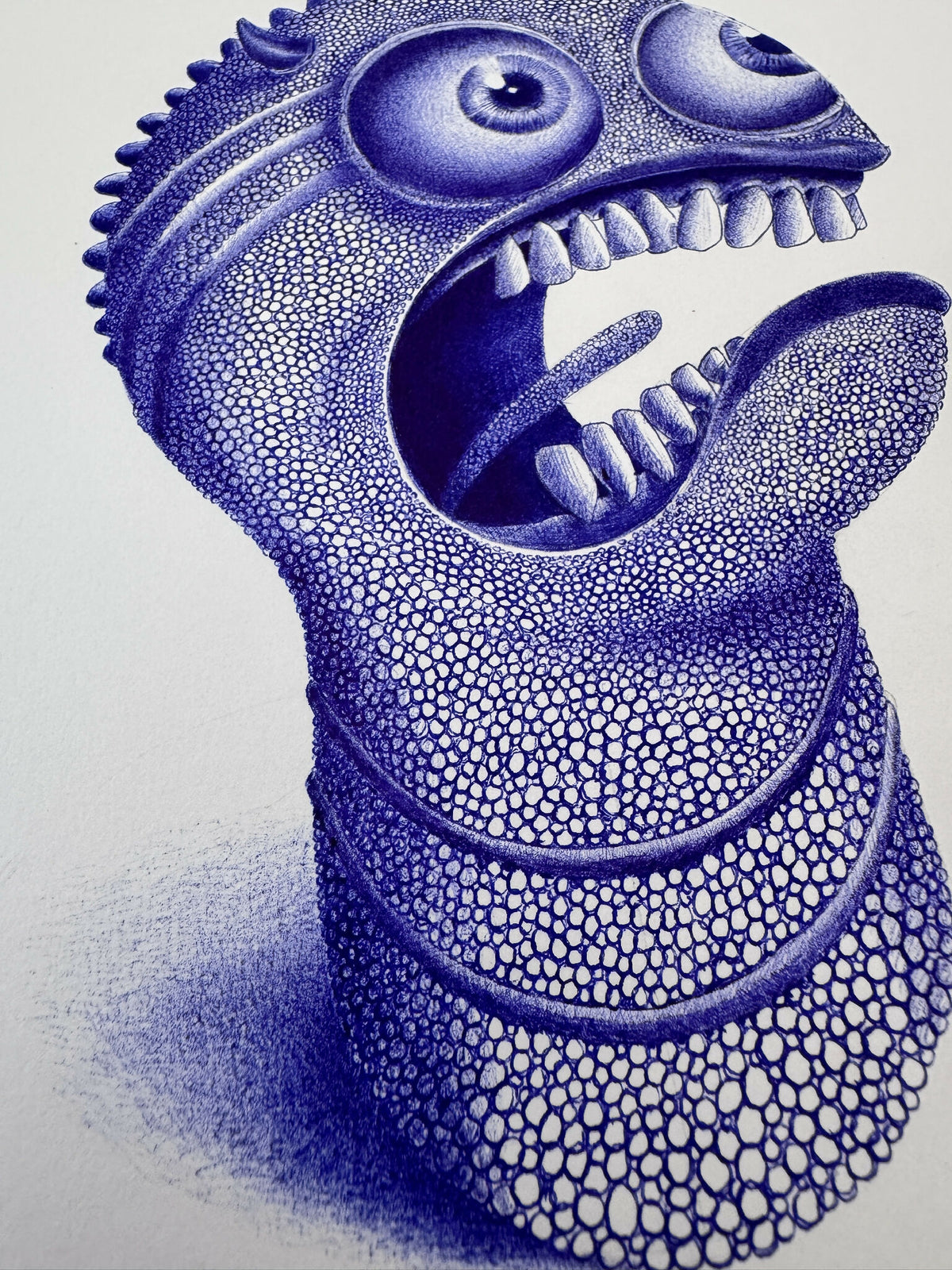 Art imprimé d’une créature bleue, tête avec grand œil et dents