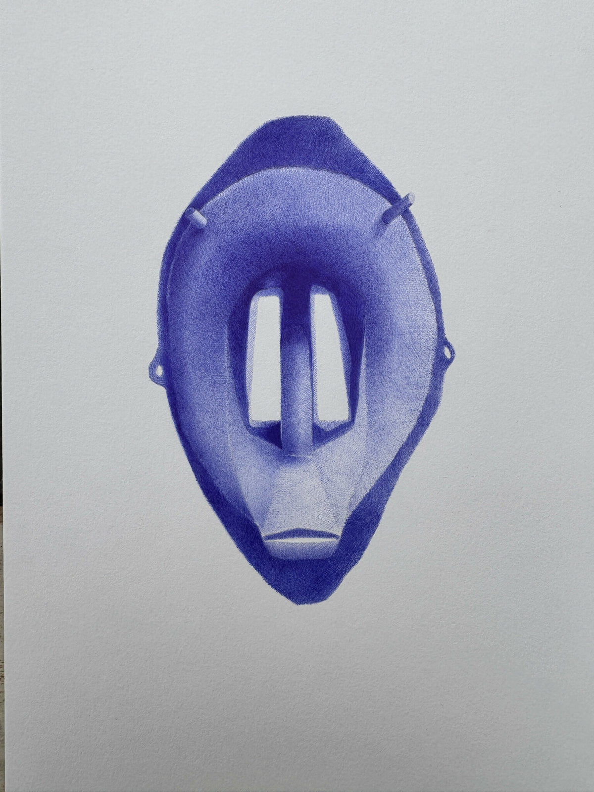 Masque décoratif bleu-violet, yeux fendus et bouche en dents