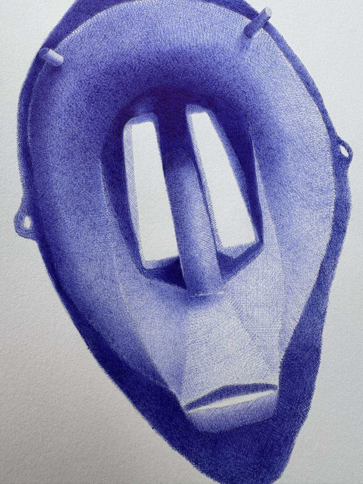 Masque bleu-violet, vue rapprochée des yeux fendus et dents blanches