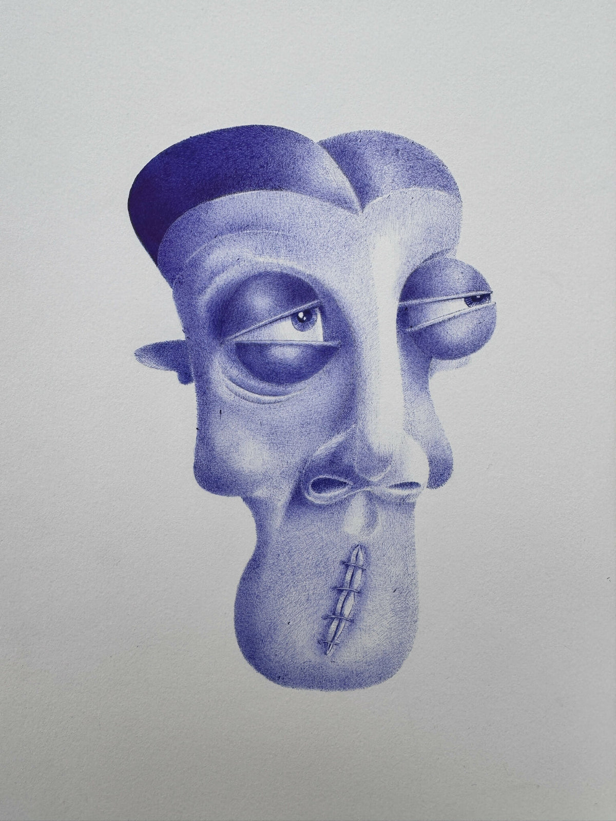 Masque décoratif stylisé, visage bleu et violet, vue de trois-quarts