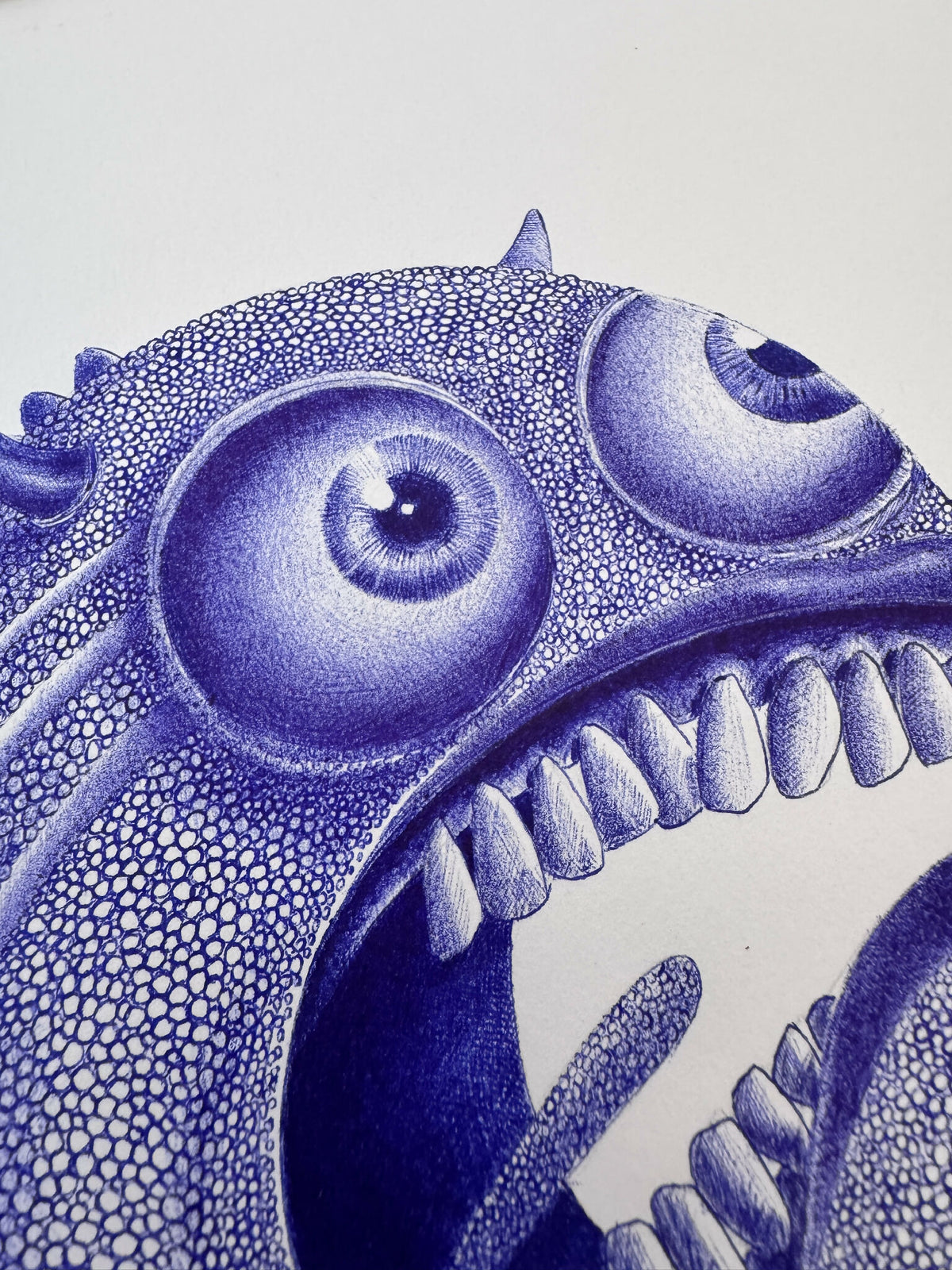 Art imprimé en gros plan : créature bleue, œil proéminent et dents sur la mâchoire