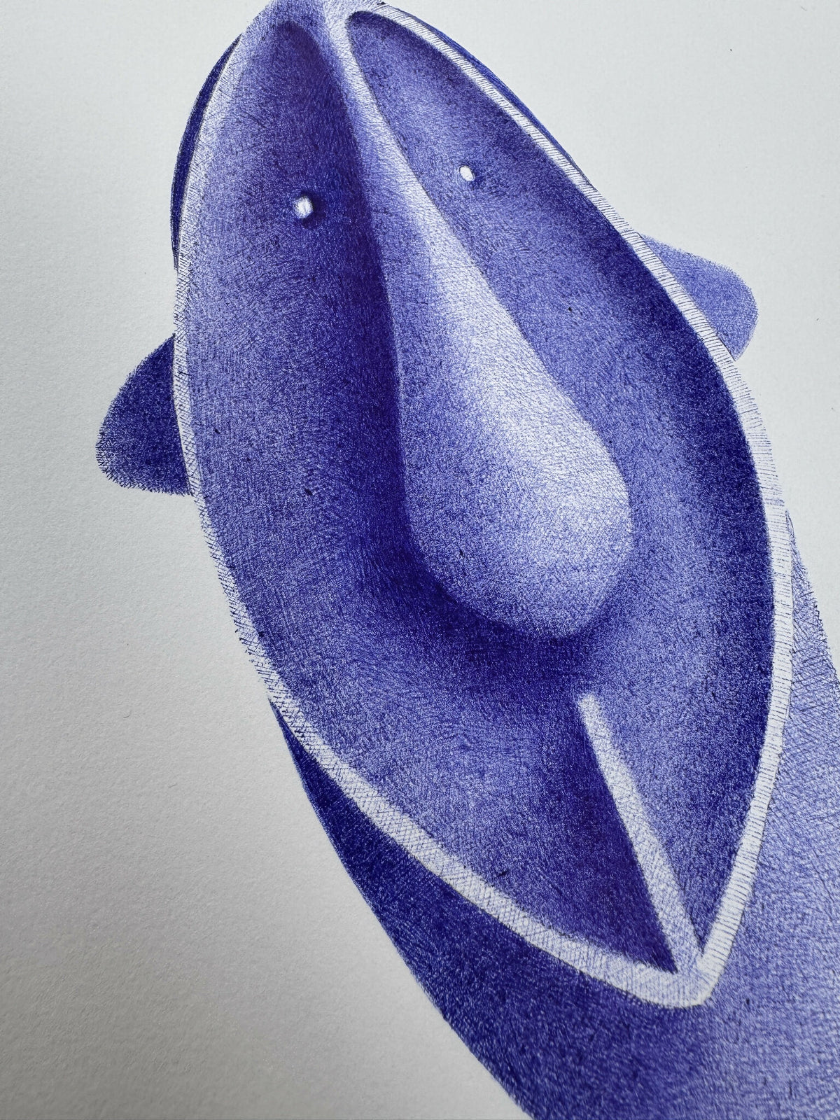 Pièce Bic#7 bleu en goutte, vue de profil avec contour blanc et deux trous