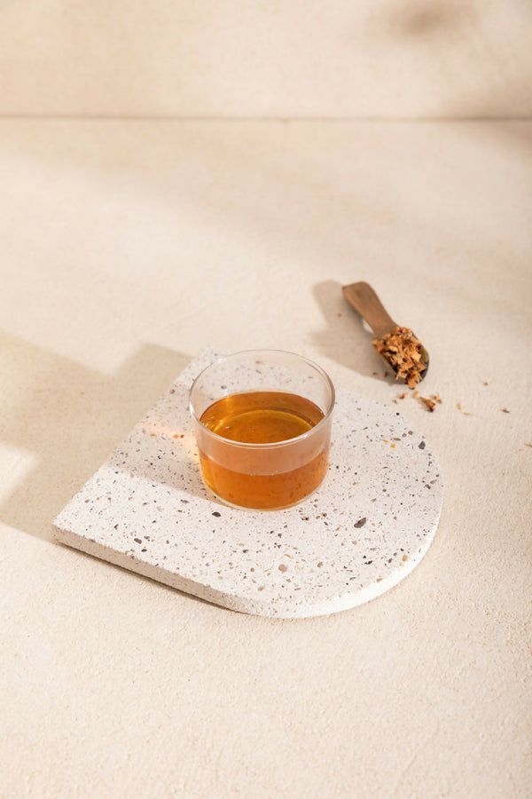 Dessous de plat LIO beige clair moucheté, bord arrondi, petit bol orange dessus