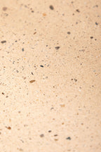 Dessous de plat beige tacheté, gros plan sur la matière