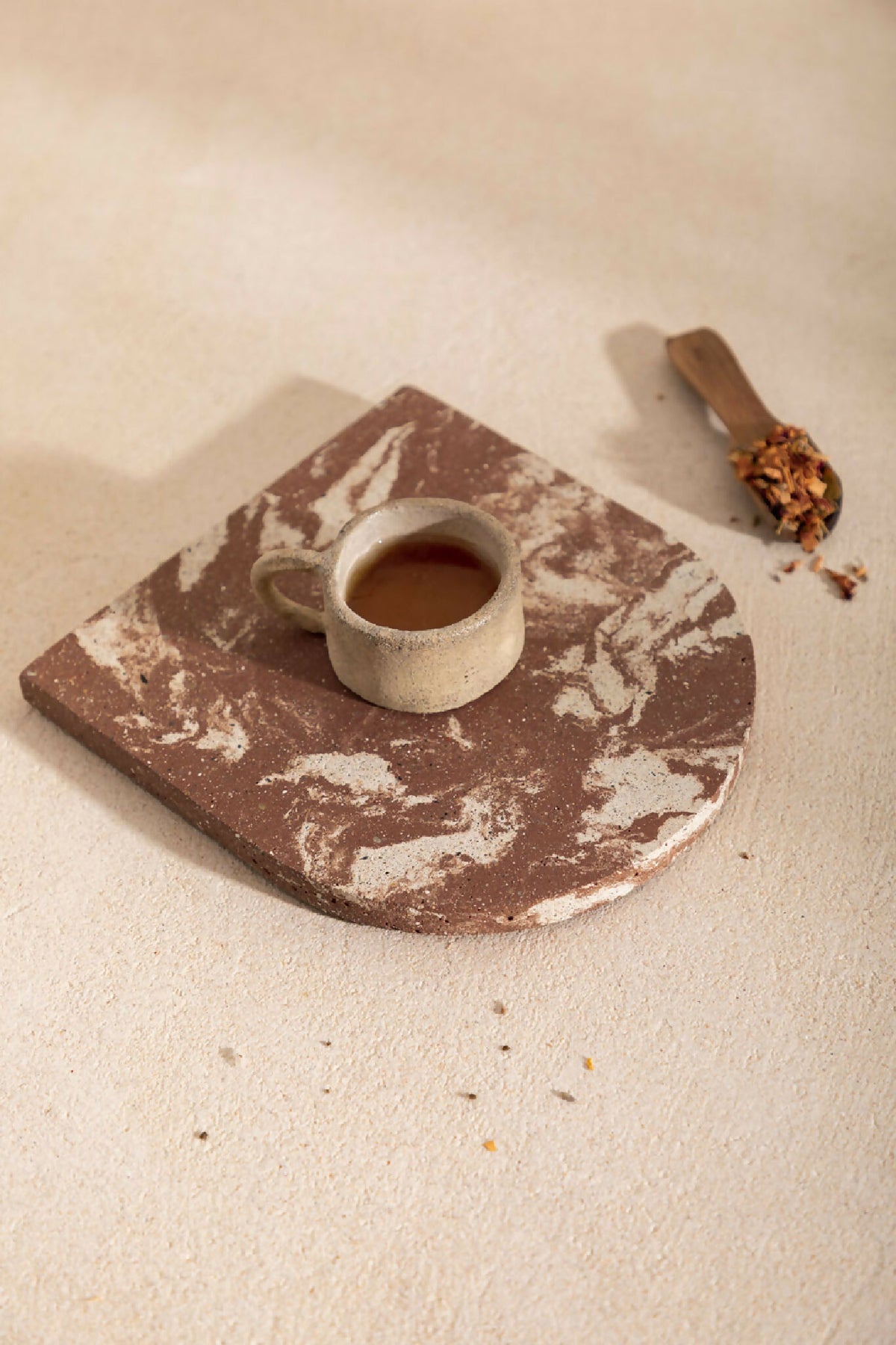 Dessous de plat LIO marron avec marbrures blanches, bord arrondi, petit pot beige