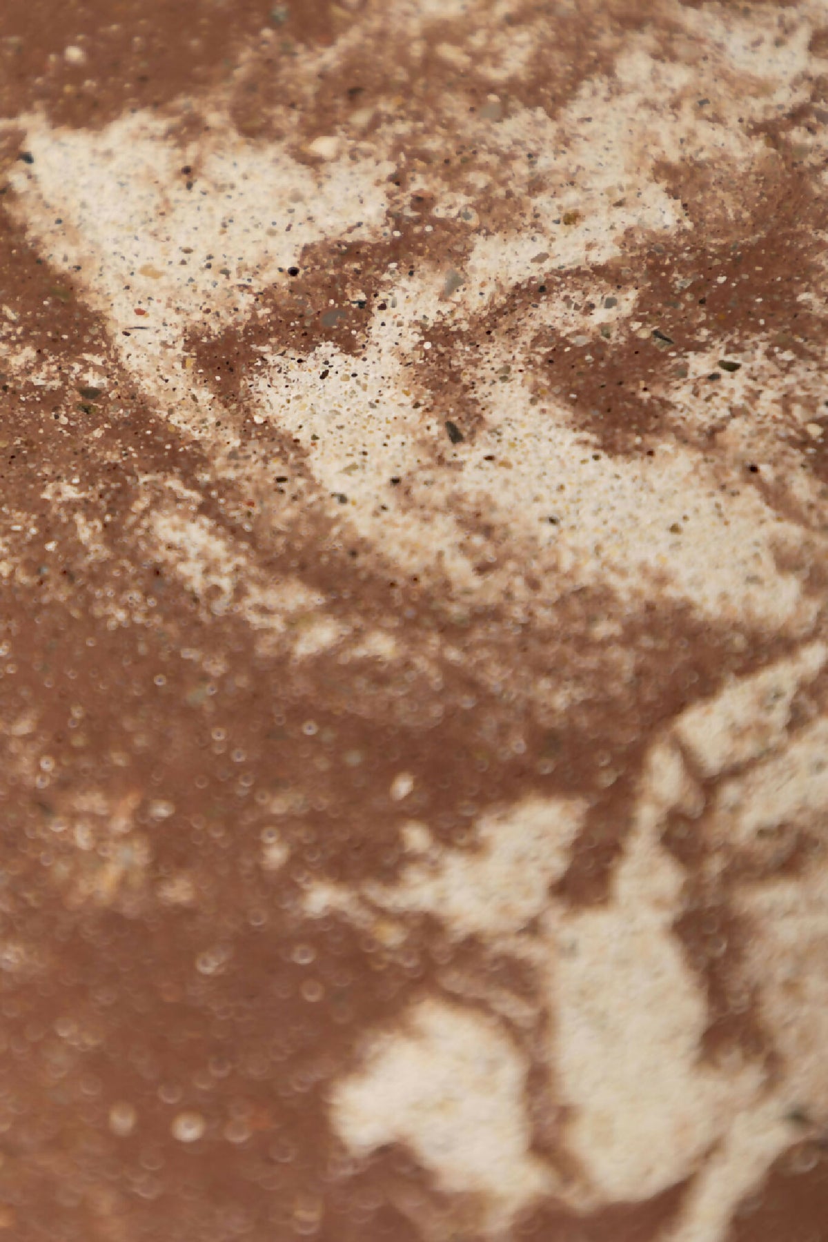 Dessous de plat LIO marron, gros plan sur les marbrures blanches et la texture granuleuse