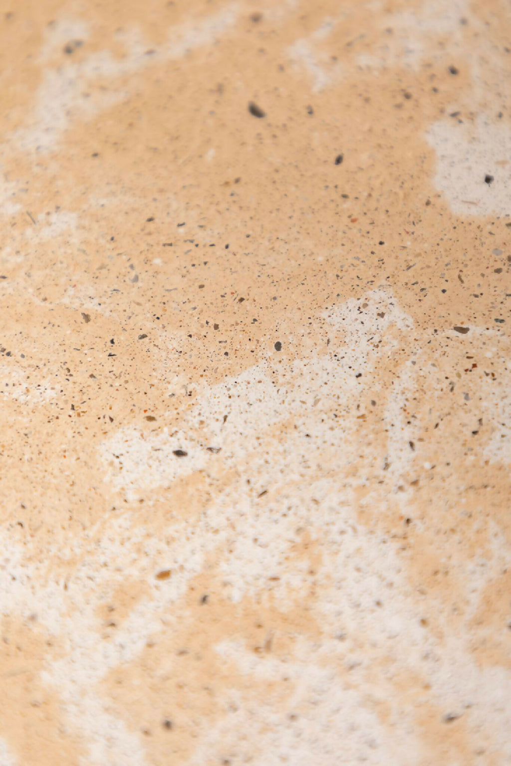 Dessous de plat beige tacheté, vue rapprochée de la surface