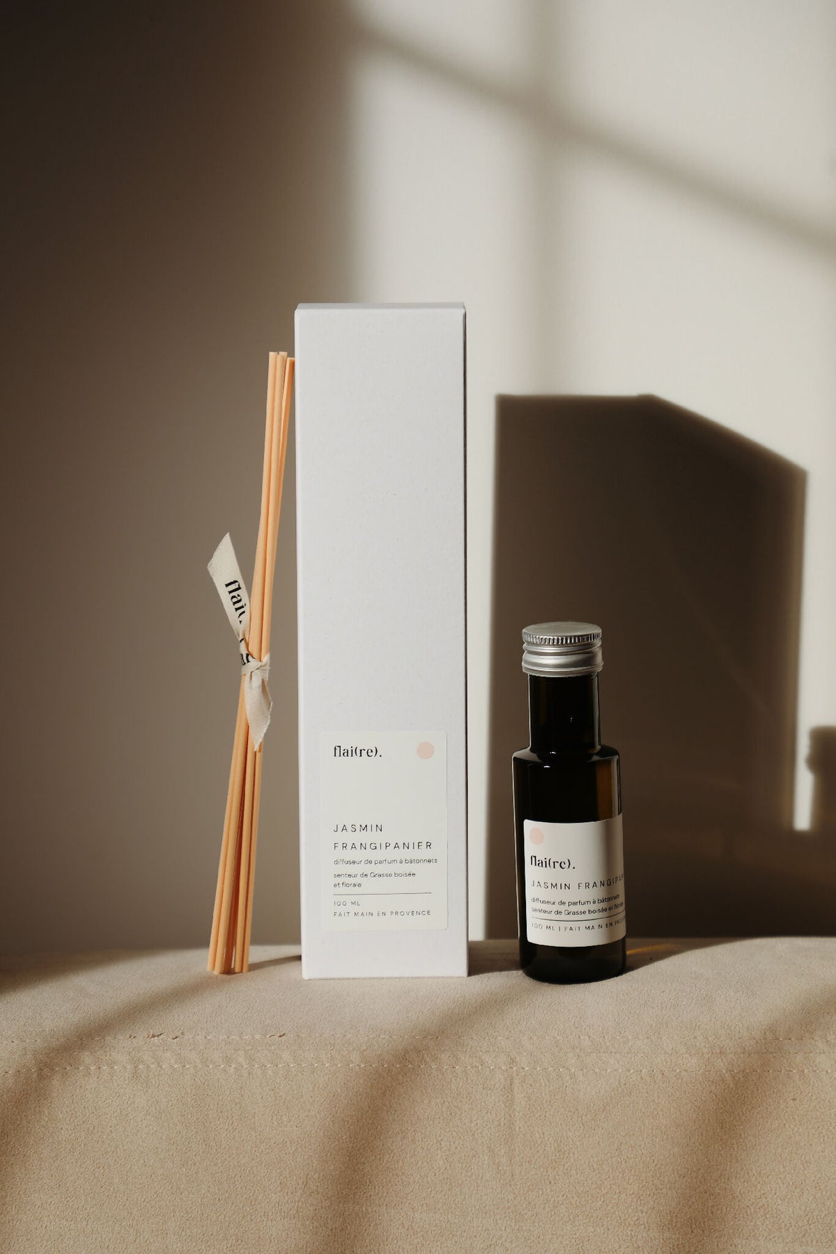 Diffuseur à bâtonnets Jasmin Frangipanier : flacon noir, bâtonnets et coffret