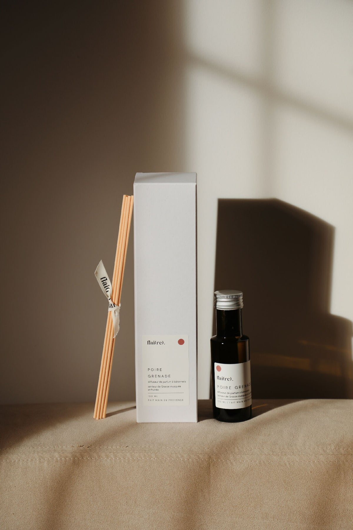 Diffuseur à bâtonnets avec flacon brun et tiges en bois, coffret blanc assorti