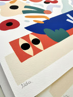 Affiche digigraphie en gros plan : formes rouges, bleues et beiges sur papier clair