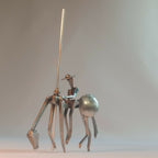 Sculpture en acier : chevalier debout et personnage assis, socle et livre ouvert.