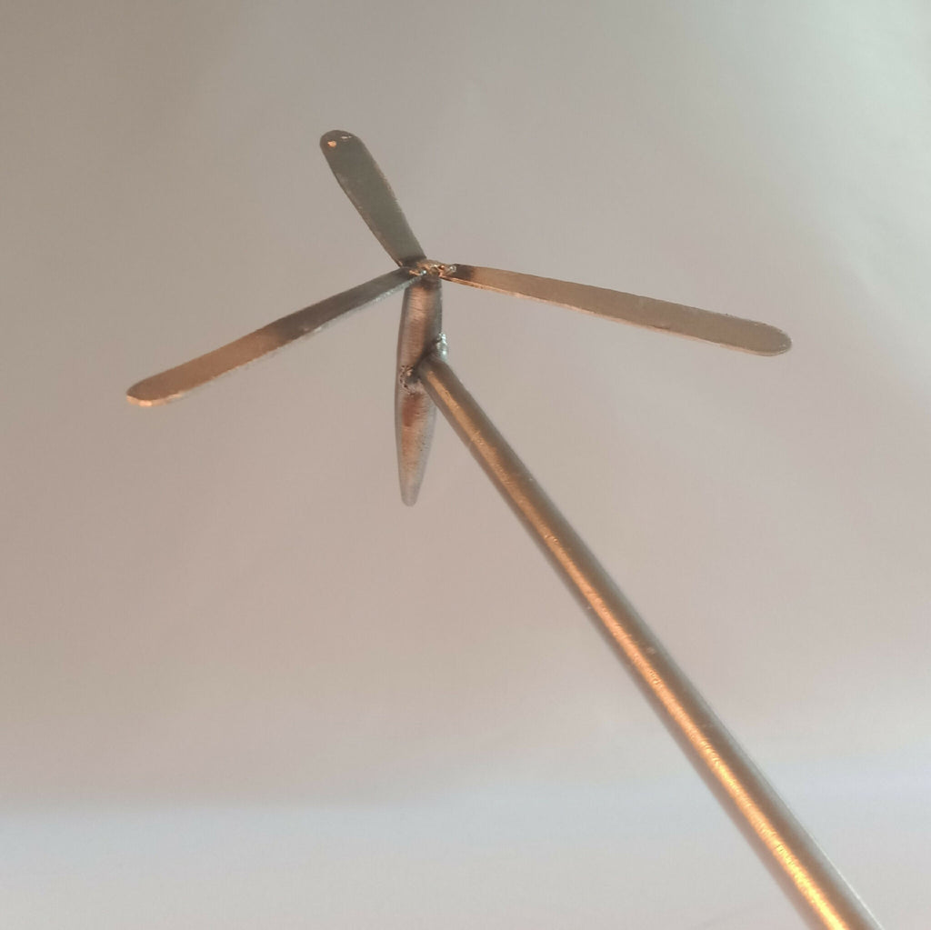 Mât en acier avec hélice à quatre pales, base ronde, décor figuratif miniature.