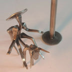Groupe de figurines en acier : chevalier et personnages miniatures, détails bras et jambes.