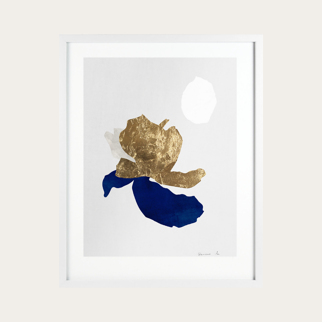 Collage encadré avec formes abstraites dorées et bleues sur fond clair
