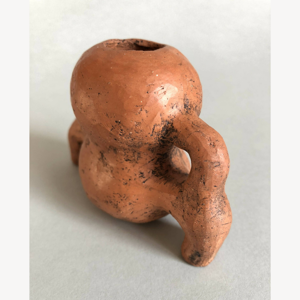 Vase en terre cuite orange, vue latérale du bec et des pattes