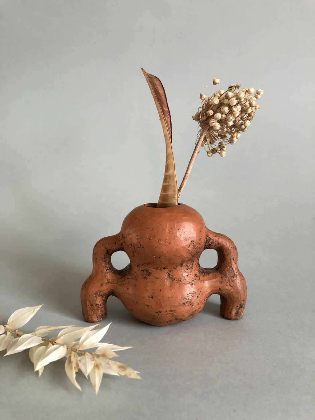 Vase à herbes sèches en terre cuite orange, double pattes et anses latérales