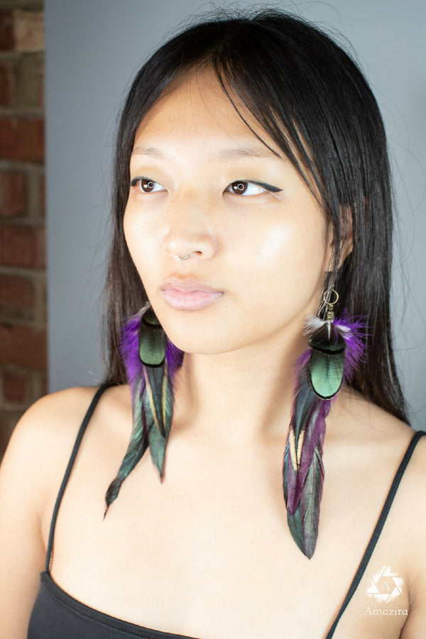Boucles d’oreilles pendantes en plumes violette et vertes, anneaux métalliques