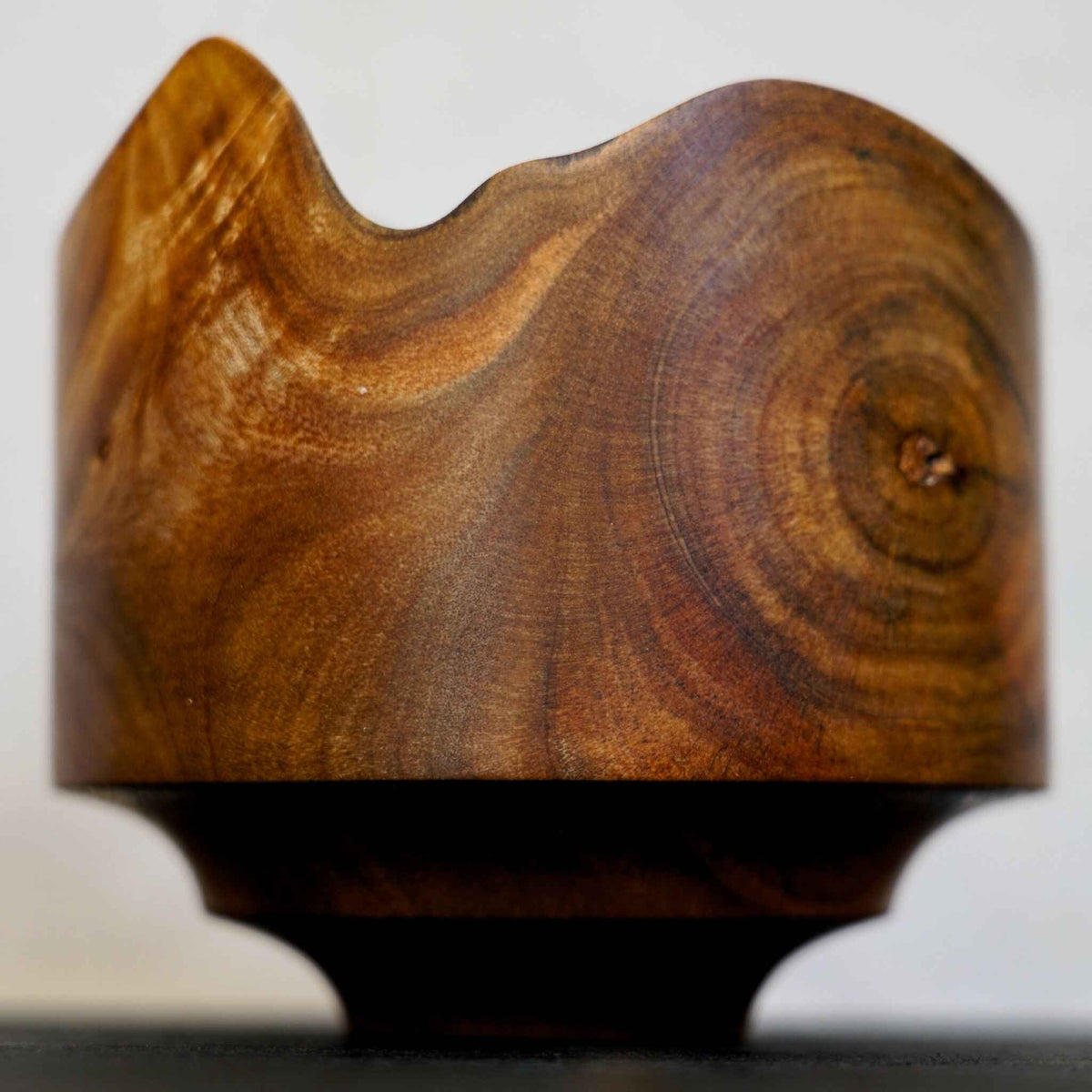 Bol en bois « vague » brun, vue de côté, texture et nœud