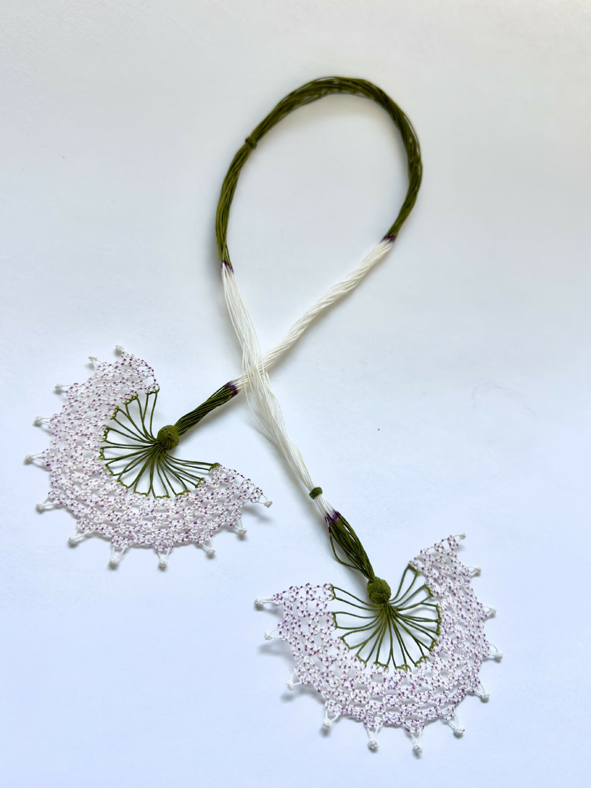 Collier éventail en soie avec deux pendentifs ajourés rose clair, cordons verts et blancs