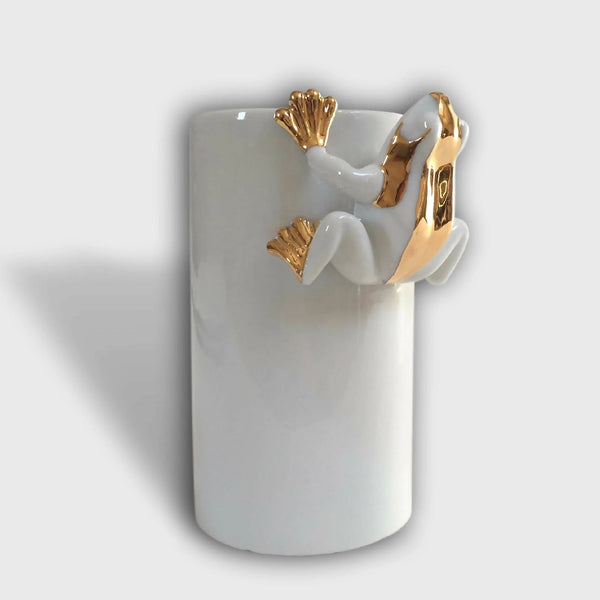 Vase en forme de grenouille blanc, détails dorés sur le dos et les pattes.