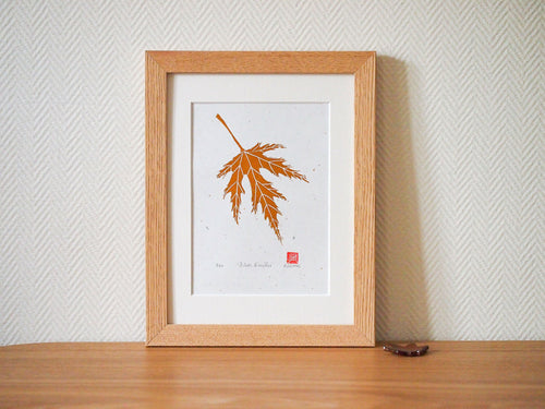 Gravure sur papier washi encadrée, feuille d’érable orange et brune