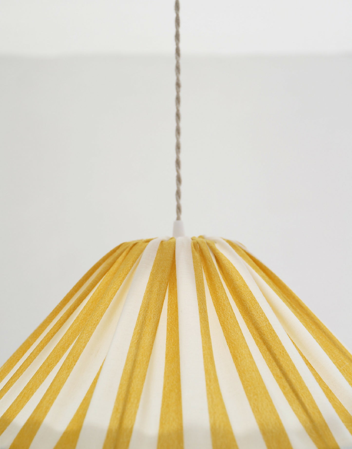 Suspension conique rayée Malala : luminaire graphique et chaleureux, made in France