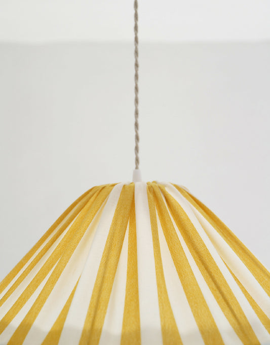 Suspension conique rayée Malala : luminaire graphique et chaleureux, made in France