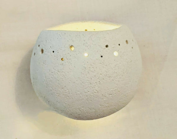 Applique murale blanche texturée, forme arrondie avec points décoratifs et éclairage en haut