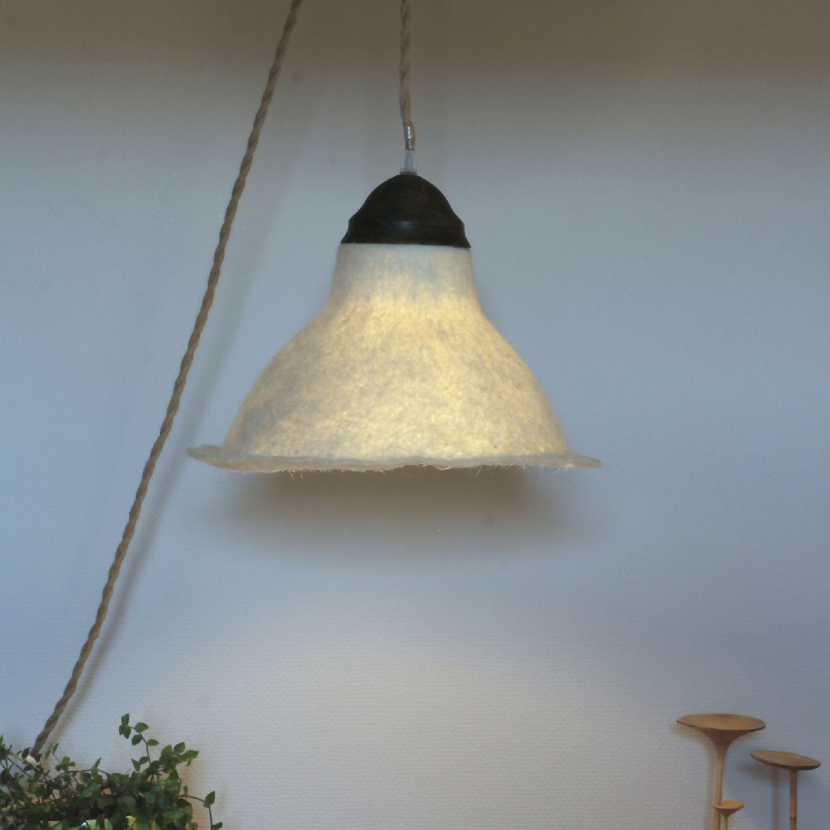 Lampe baladeuse BOHEME à suspension, abat-jour conique clair et coiffe noire