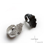 Bague réglable écaille en argent massif sur deux doigts, en noire ou en blanche