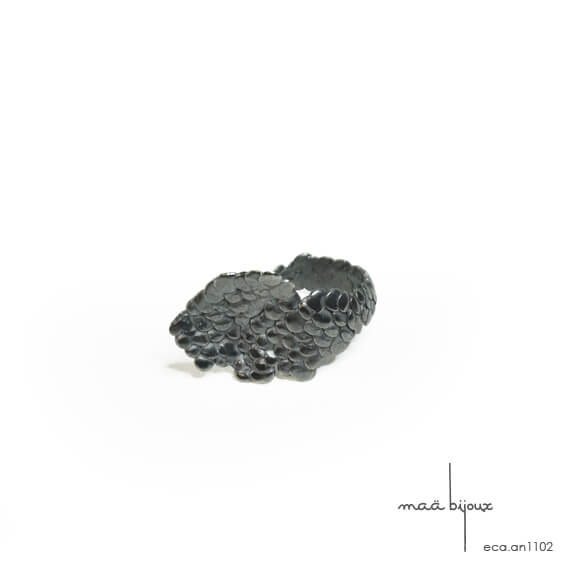 Bague réglable écaille en argent massif sur deux doigts, en noire ou en blanche