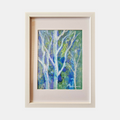 Tableau encadré d’art abstrait aux tons bleu et vert, motifs de feuillage et branches.