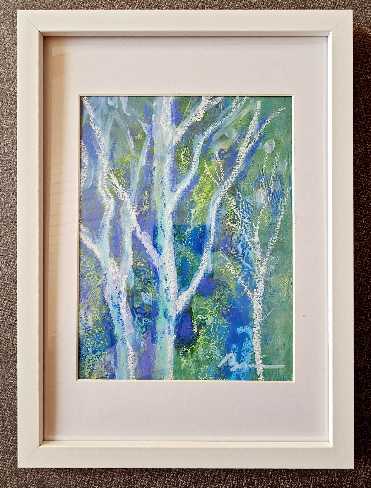 Tableau encadré « Éclats de forêt » aux textures bleu et vert, vue de face.