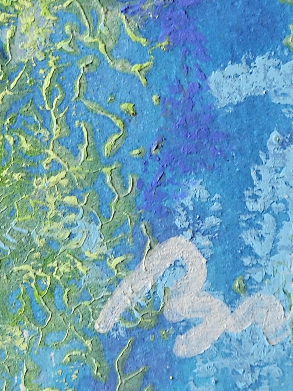 Gros plan du tableau : motifs abstraits bleu, vert et blanc avec reliefs.