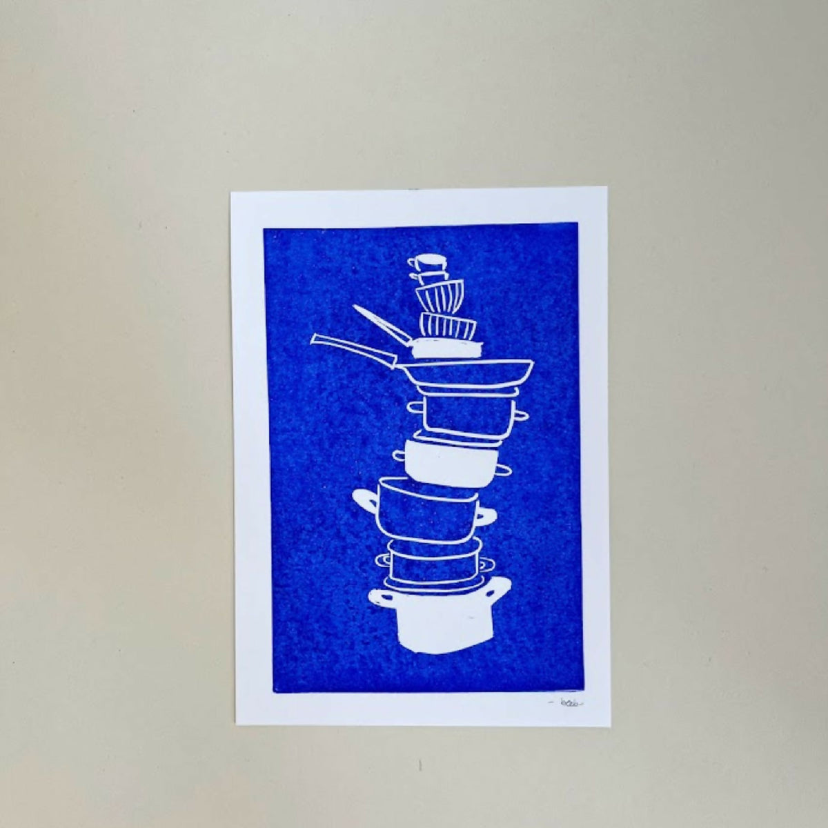 Linogravure A5 de casseroles, fond bleu ultramarin et dessin blanc en relief