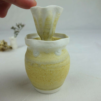 Vase en céramique jaune pâle avec col évasé et intérieur vert, vue de face