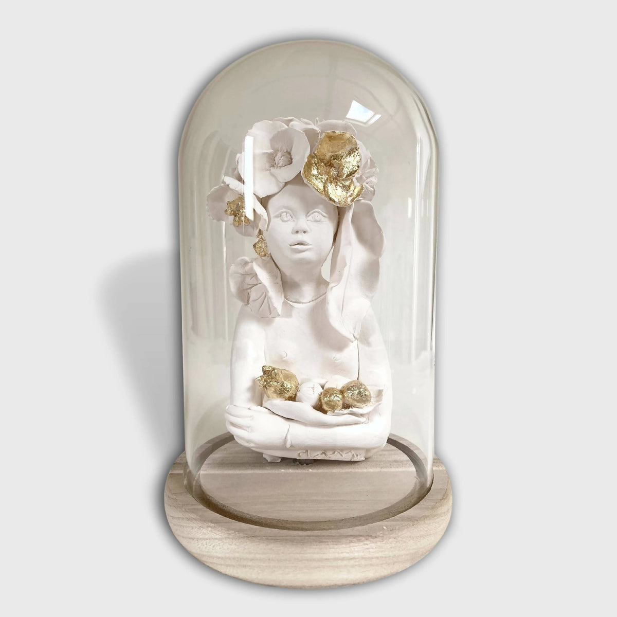 Figurine d’elfe sous cloche en verre, couronne de roses dorées, mains jointes