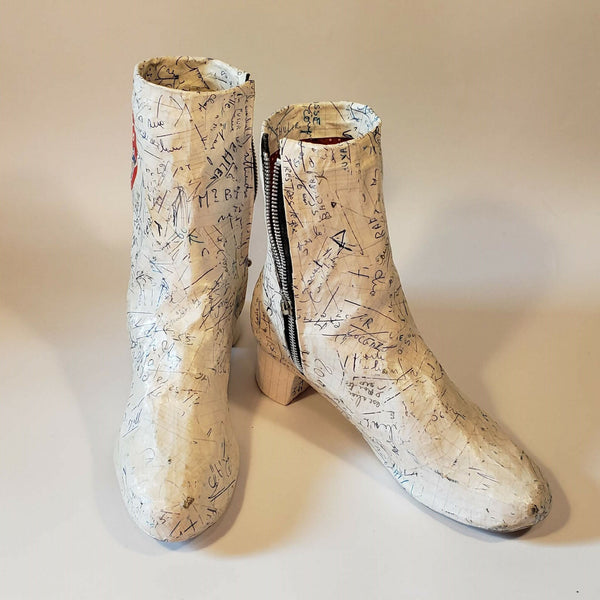 Bottes zippées tige haute écrue, imprimé manuscrit, talon en bois