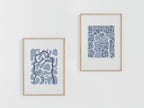 Deux tirages A4 encadrés, cadres en bois, motifs abstraits bleus (vue d’ensemble)