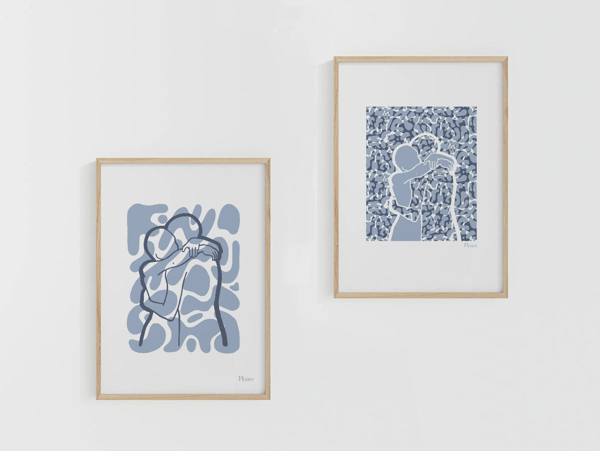 Deux tirages A4 encadrés, cadres en bois, motifs abstraits bleus (vue d’ensemble)
